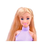 Detal półek z ubraniami i butami w szafie Anlily