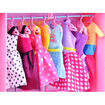 Walizka na kółkach w zestawie z torebkami i ozdobami