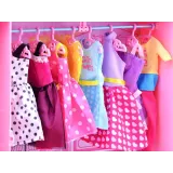 Walizka na kółkach w zestawie z torebkami i ozdobami