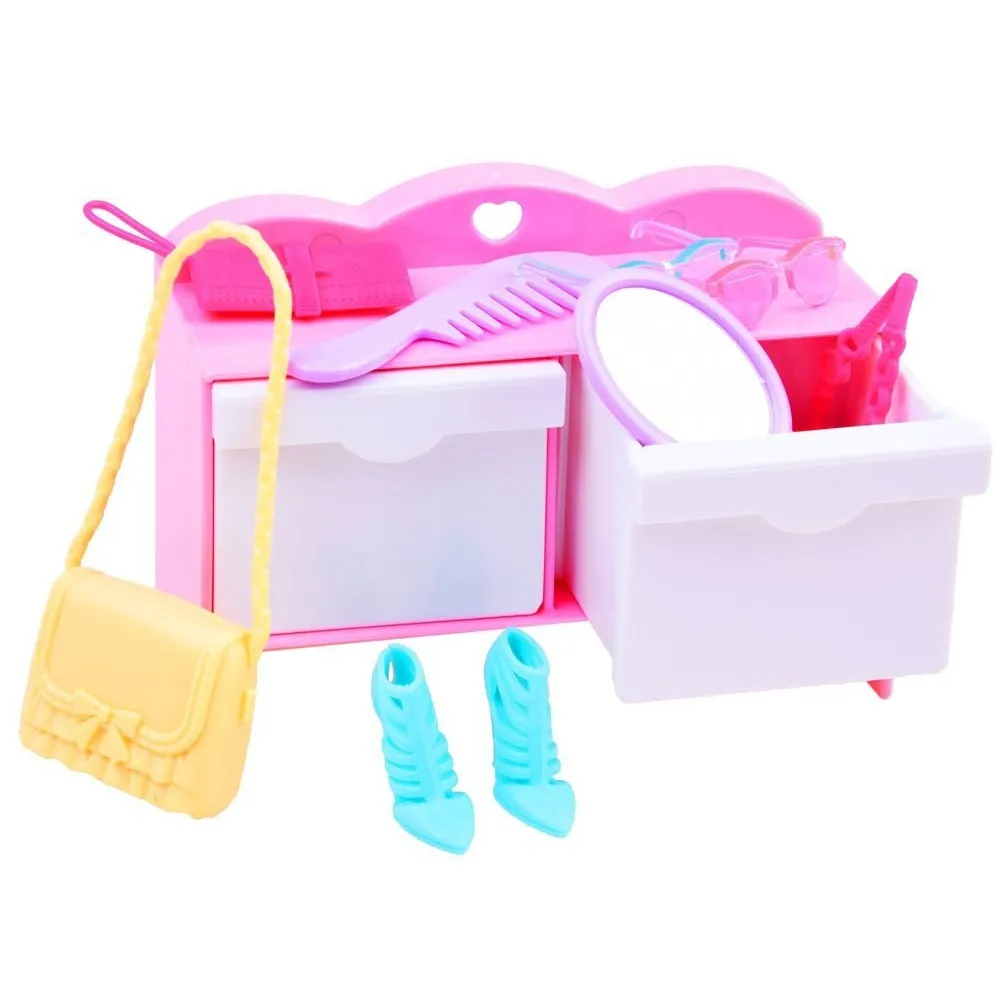 Dywan w róże i tekturowa podłoga w domku