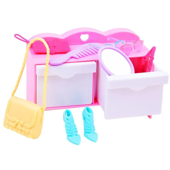 Dywan w róże i tekturowa podłoga w domku