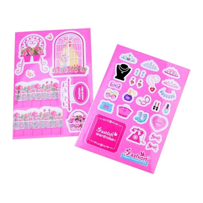 Lalka wraz z podstawą prezentacyjną na tle garderoby