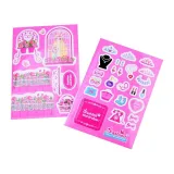 Lalka wraz z podstawą prezentacyjną na tle garderoby