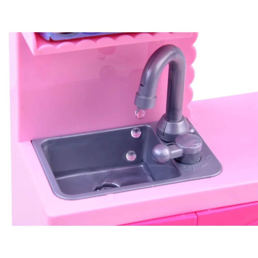 Zbliżenie na kuchnię z otwartymi szafkami i piekarnikiem