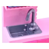 Zbliżenie na kuchnię z otwartymi szafkami i piekarnikiem