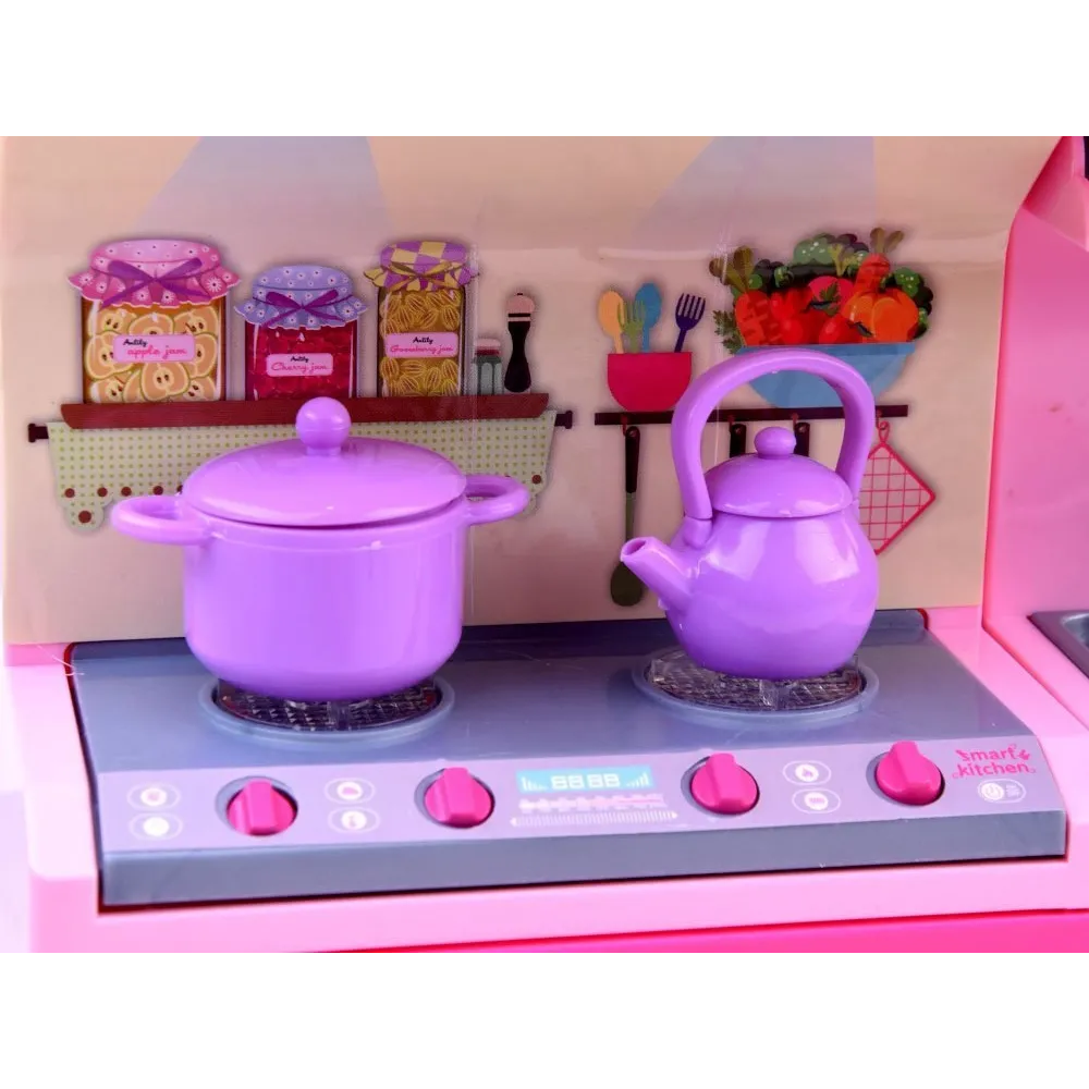 Lalka w pastelowej sukience i fartuszku stojąca przy meblach