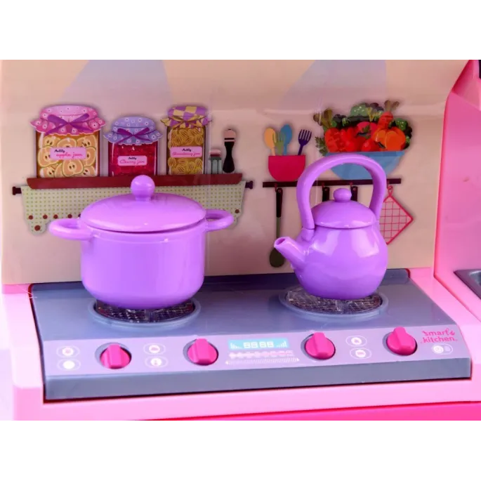 Lalka w pastelowej sukience i fartuszku stojąca przy meblach