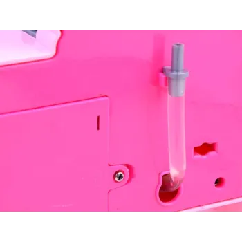 Lalka z długimi blond włosami podczas zabawy w gotowanie