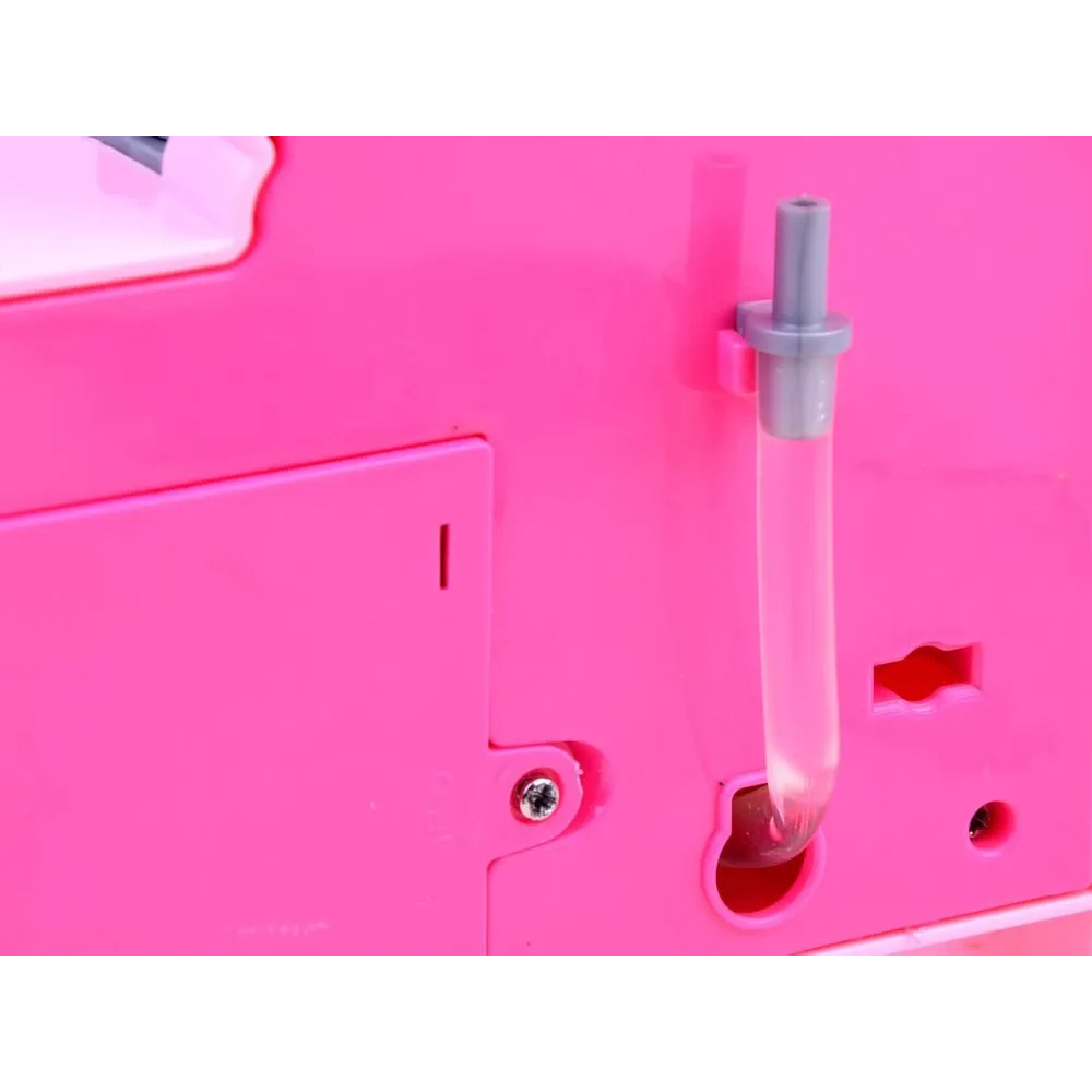 Lalka z długimi blond włosami podczas zabawy w gotowanie