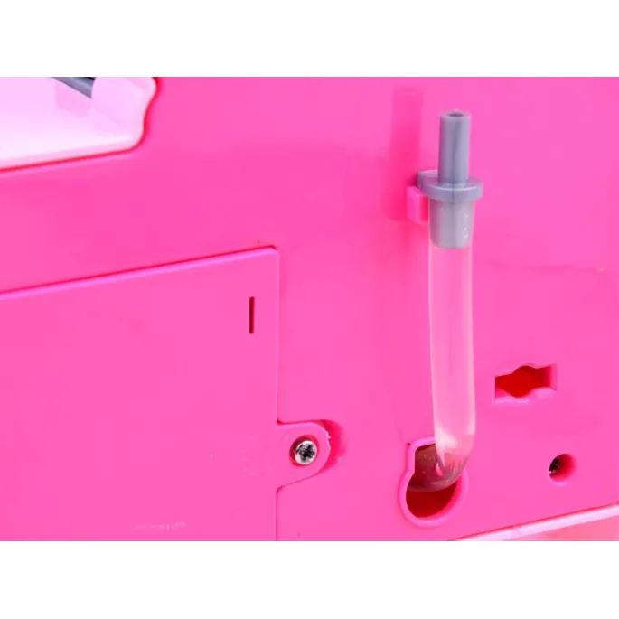 Lalka z długimi blond włosami podczas zabawy w gotowanie