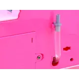 Lalka z długimi blond włosami podczas zabawy w gotowanie