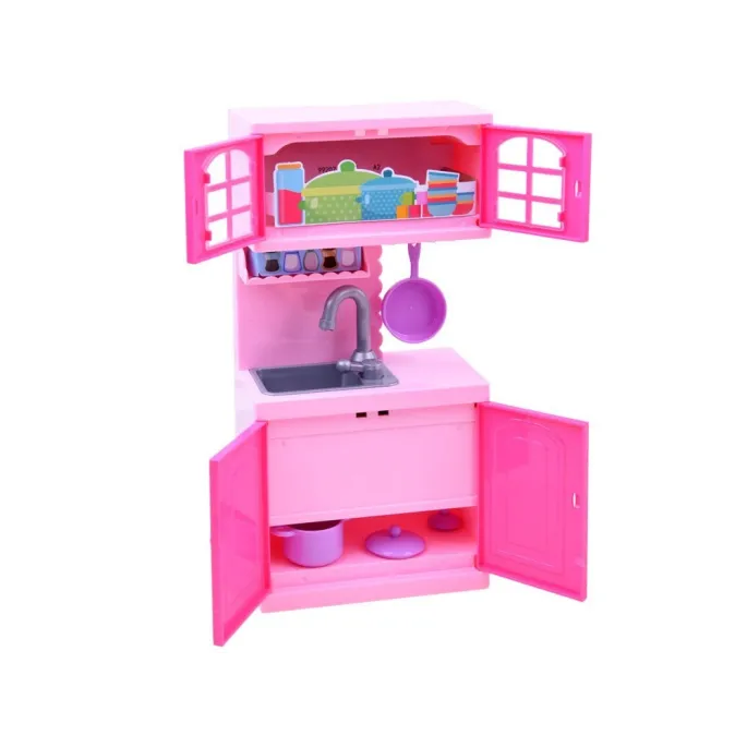 Lalka przy kuchni prezentuje się estetycznie zarówno do zabawy, jak i na półce