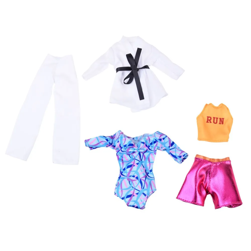 Lalka Anlily w stroju piłkarskim z piłką oraz sportowymi dodatkami