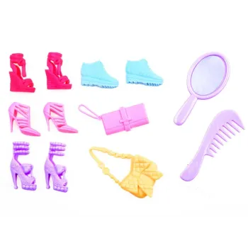 zbliżenie na akcesoria do stylizacji włosów dla lalki