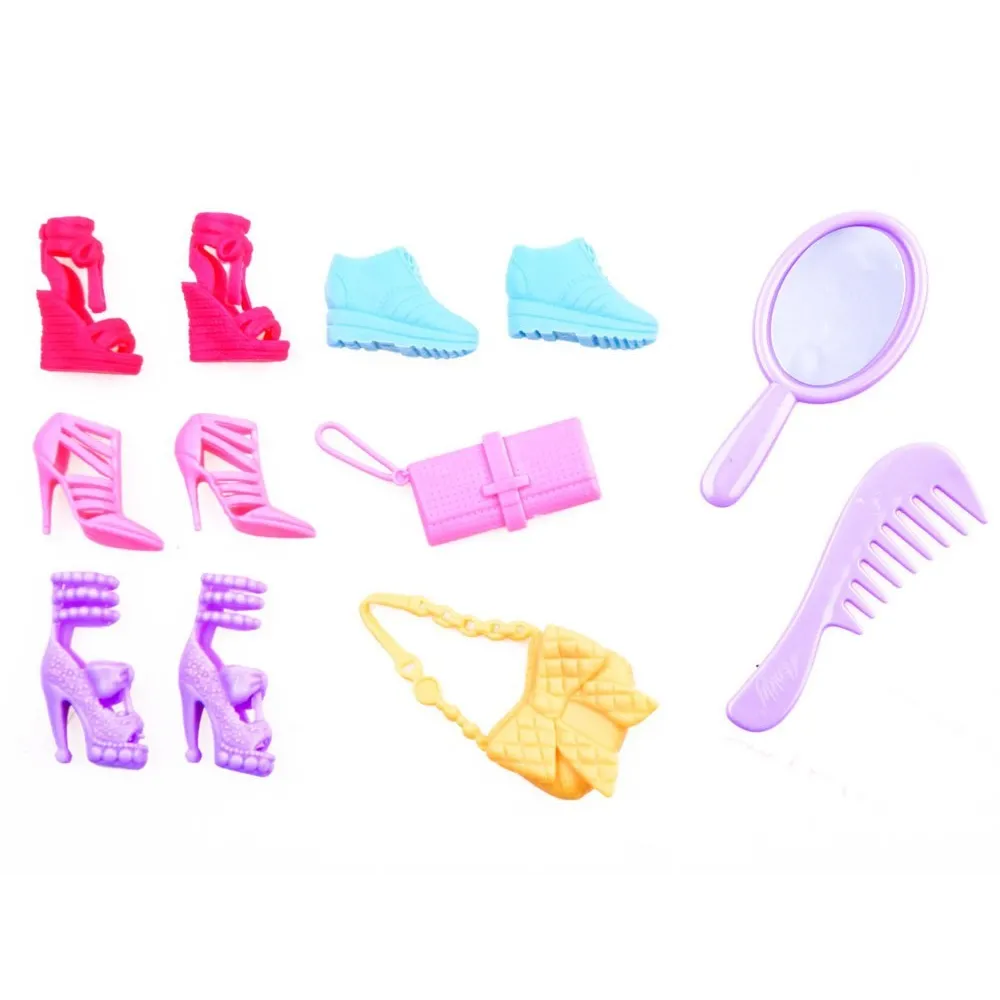 zbliżenie na akcesoria do stylizacji włosów dla lalki