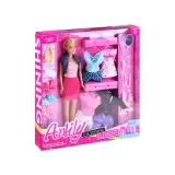 widok lalki Anlily w sportowych butach i casualowym stroju