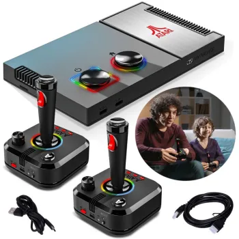 konsola Atari Gamestation Pro z dwoma joystickami na tle telewizora