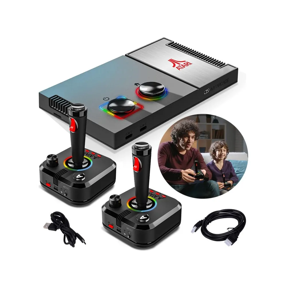 konsola Atari Gamestation Pro z dwoma joystickami na tle telewizora