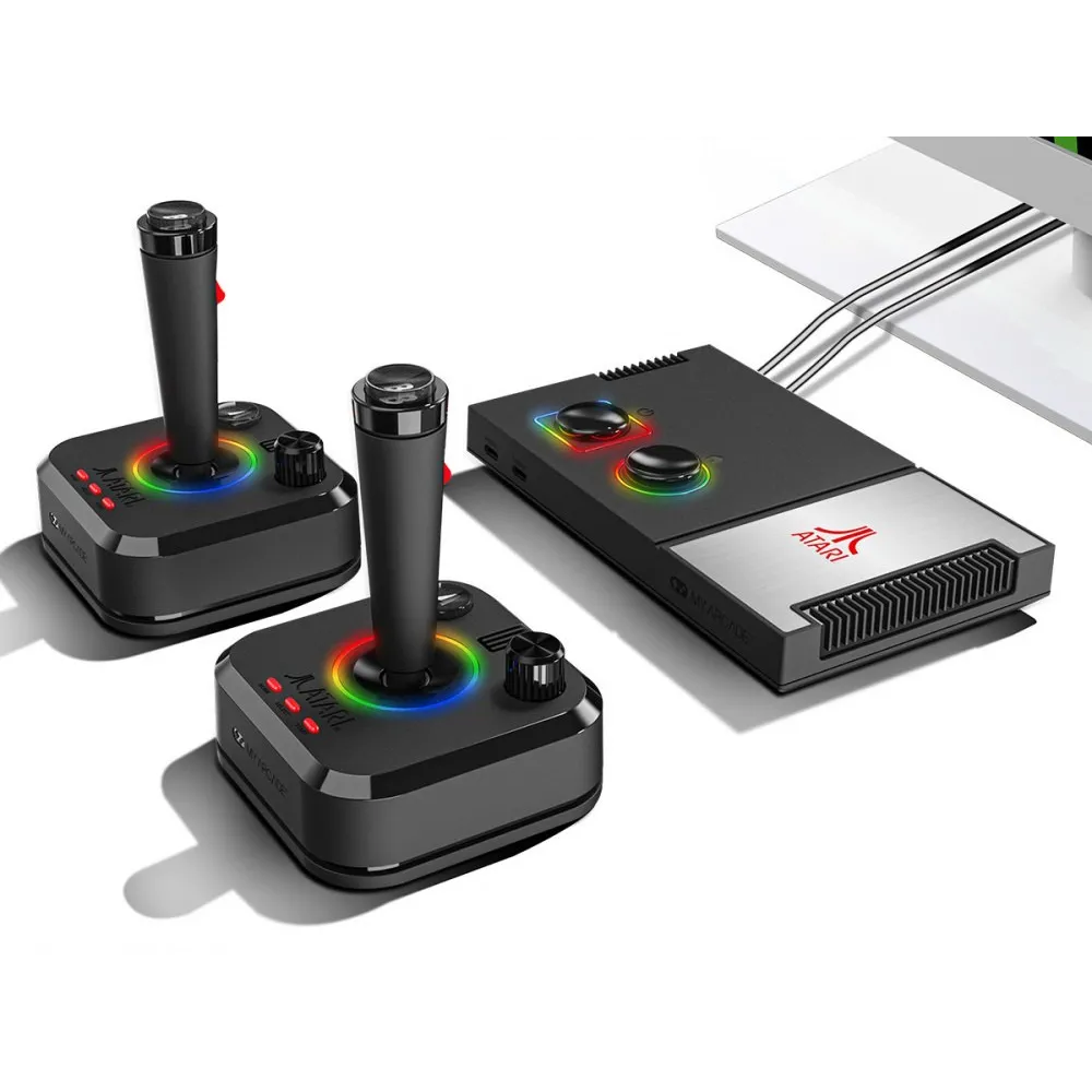 zbliżenie na ergonomiczne joysticki Atari z zestawu