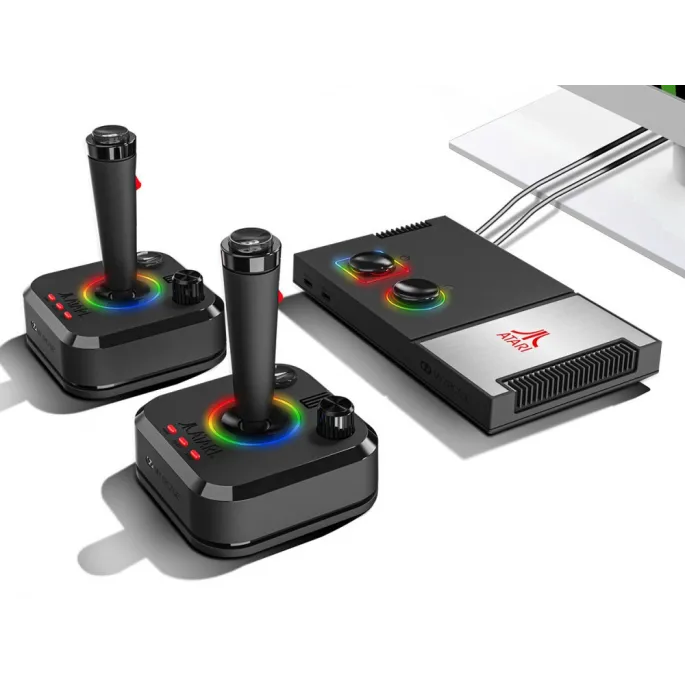 zbliżenie na ergonomiczne joysticki Atari z zestawu