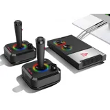 zbliżenie na ergonomiczne joysticki Atari z zestawu