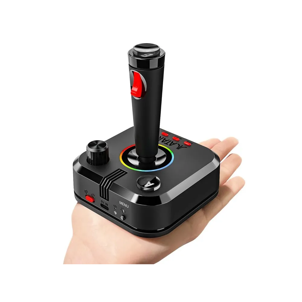 widok konsoli podczas gry w klasyczne tytuły Atari na ekranie telewizora