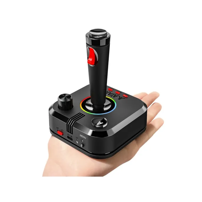 widok konsoli podczas gry w klasyczne tytuły Atari na ekranie telewizora