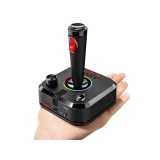 widok konsoli podczas gry w klasyczne tytuły Atari na ekranie telewizora