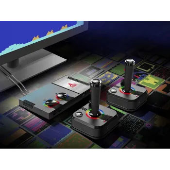 zbliżenie na podświetlenie LED RGB konsoli Atari w ciemnym pomieszczeniu