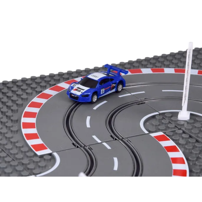 Elementy konstrukcyjne toru oraz flagi dekoracyjne