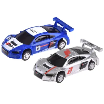 Widok na gotowy układ toru z samochodzikami i flagami