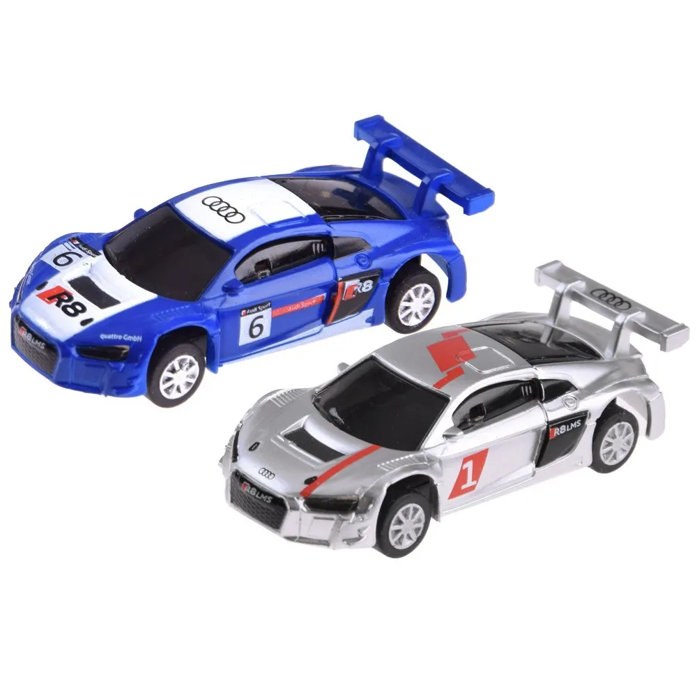 Widok na gotowy układ toru z samochodzikami i flagami