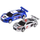 Widok na gotowy układ toru z samochodzikami i flagami