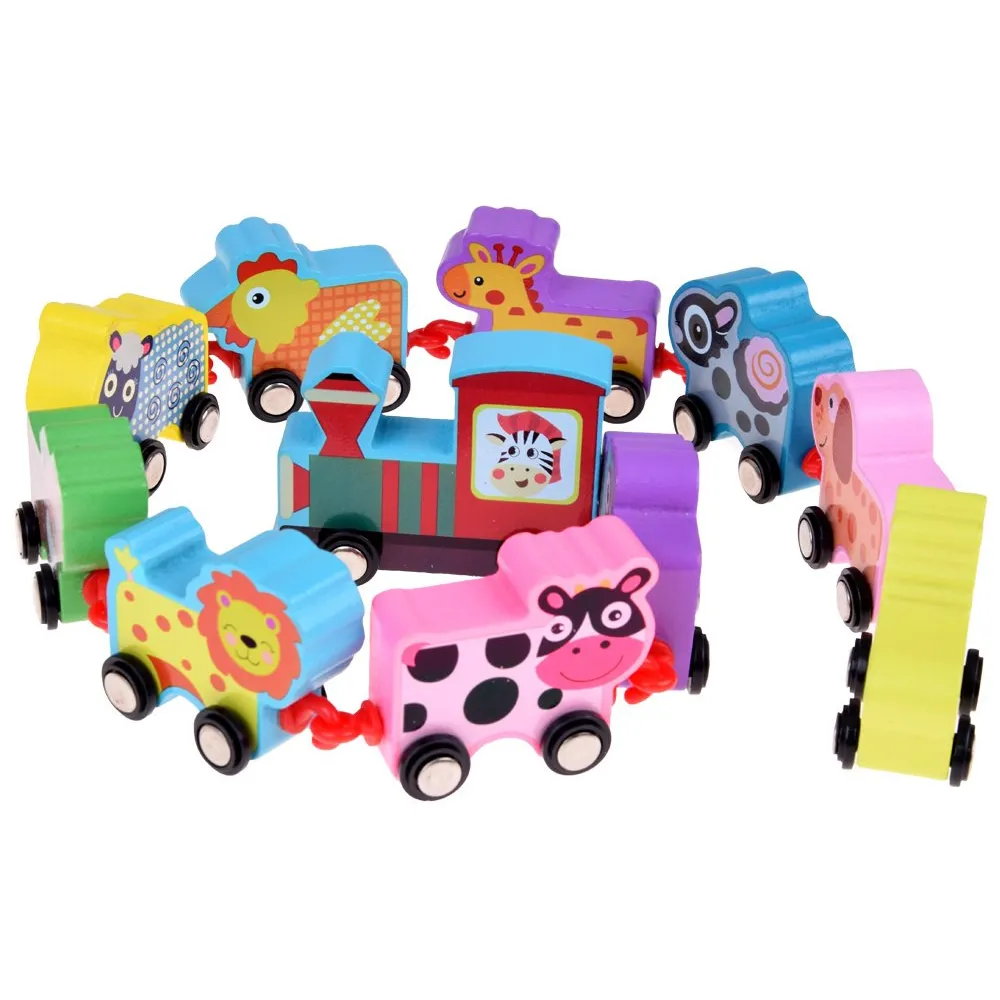 lokomotywa pociągu z doczepionymi wagonikami z drewna