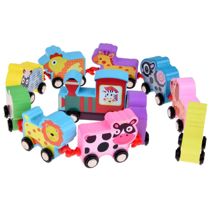 lokomotywa pociągu z doczepionymi wagonikami z drewna