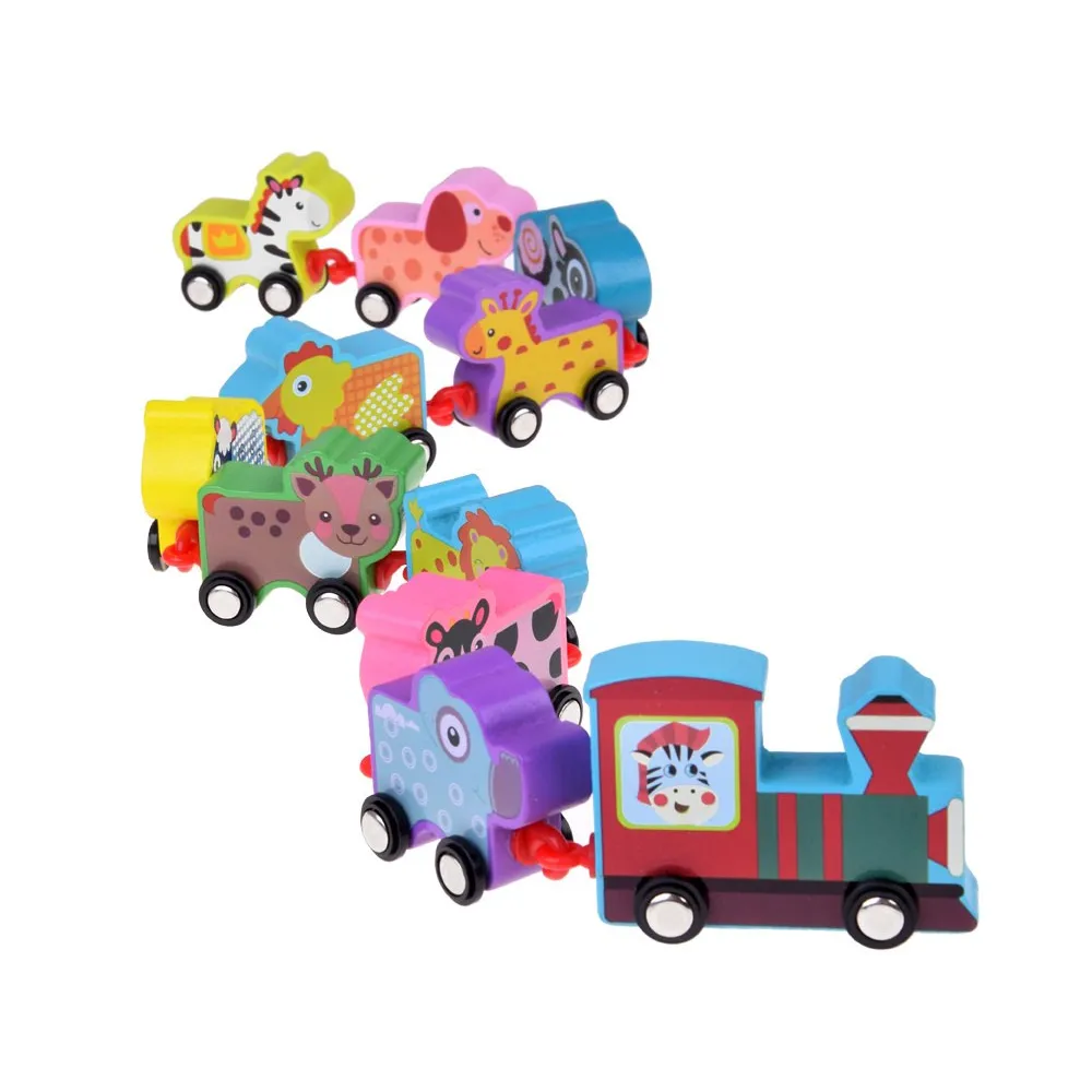 kolorowa stylistyka drewnianych wagoników z plastikowymi kółkami