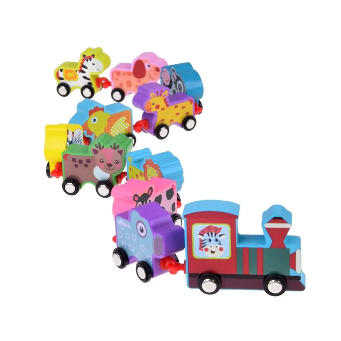 kolorowa stylistyka drewnianych wagoników z plastikowymi kółkami