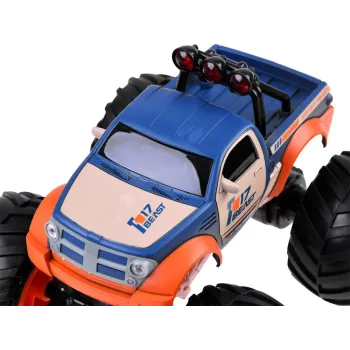 Detal dużych, gumowych kół z głębokim bieżnikiem