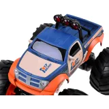 Detal dużych, gumowych kół z głębokim bieżnikiem