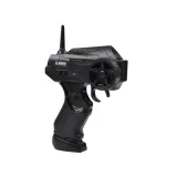 Autko RC na świeżym powietrzu prezentujące swoje możliwości