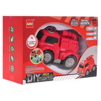 Widok autka na magnesy w dziecięcej dłoni, gotowe do akcji