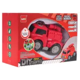 Widok autka na magnesy w dziecięcej dłoni, gotowe do akcji