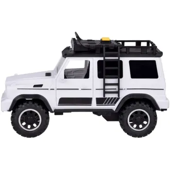 Detal przedniego reflektora i grilla terenowego auta OFF-ROAD