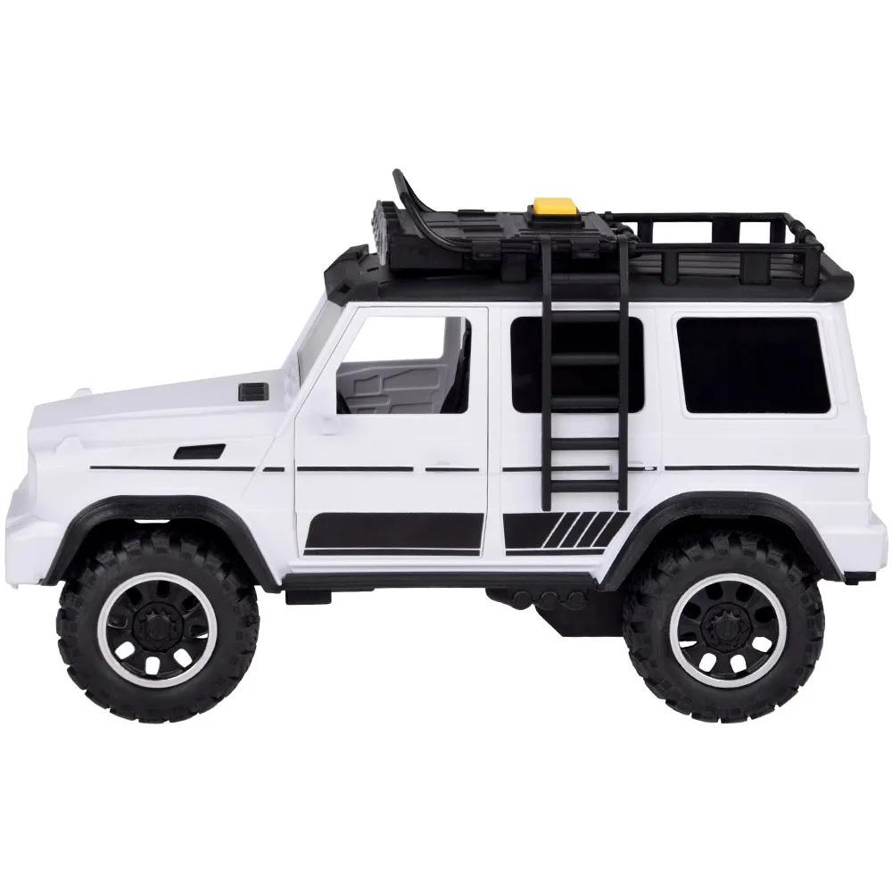 Detal przedniego reflektora i grilla terenowego auta OFF-ROAD