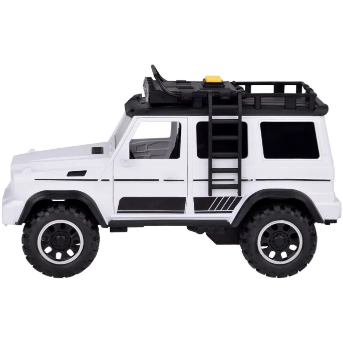 Detal przedniego reflektora i grilla terenowego auta OFF-ROAD