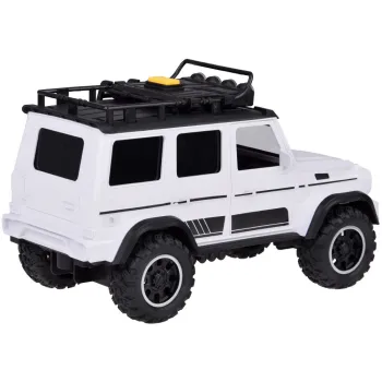 Zbliżenie na gumowe koła z bieżnikiem terenowym autka