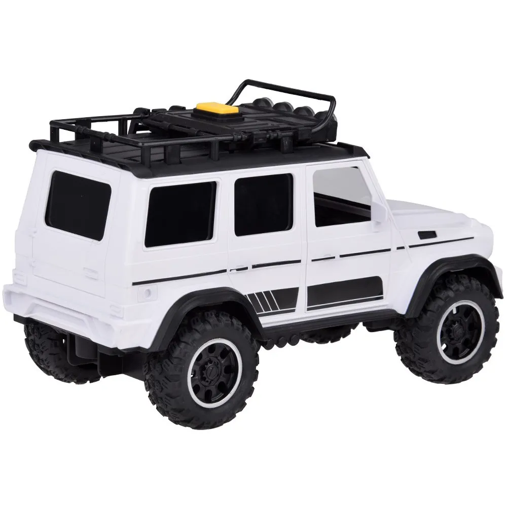 Zbliżenie na gumowe koła z bieżnikiem terenowym autka