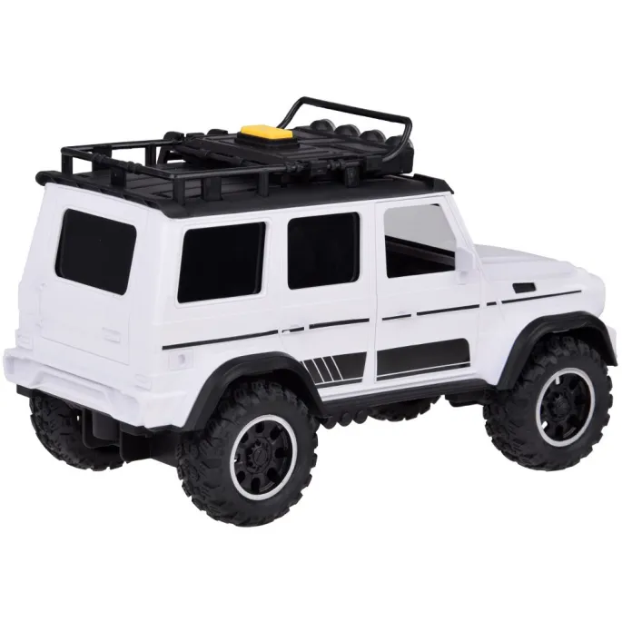 Zbliżenie na gumowe koła z bieżnikiem terenowym autka