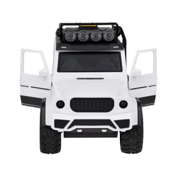 Autko na tle kolorowego pudełka, gotowe do wręczenia jako prezent