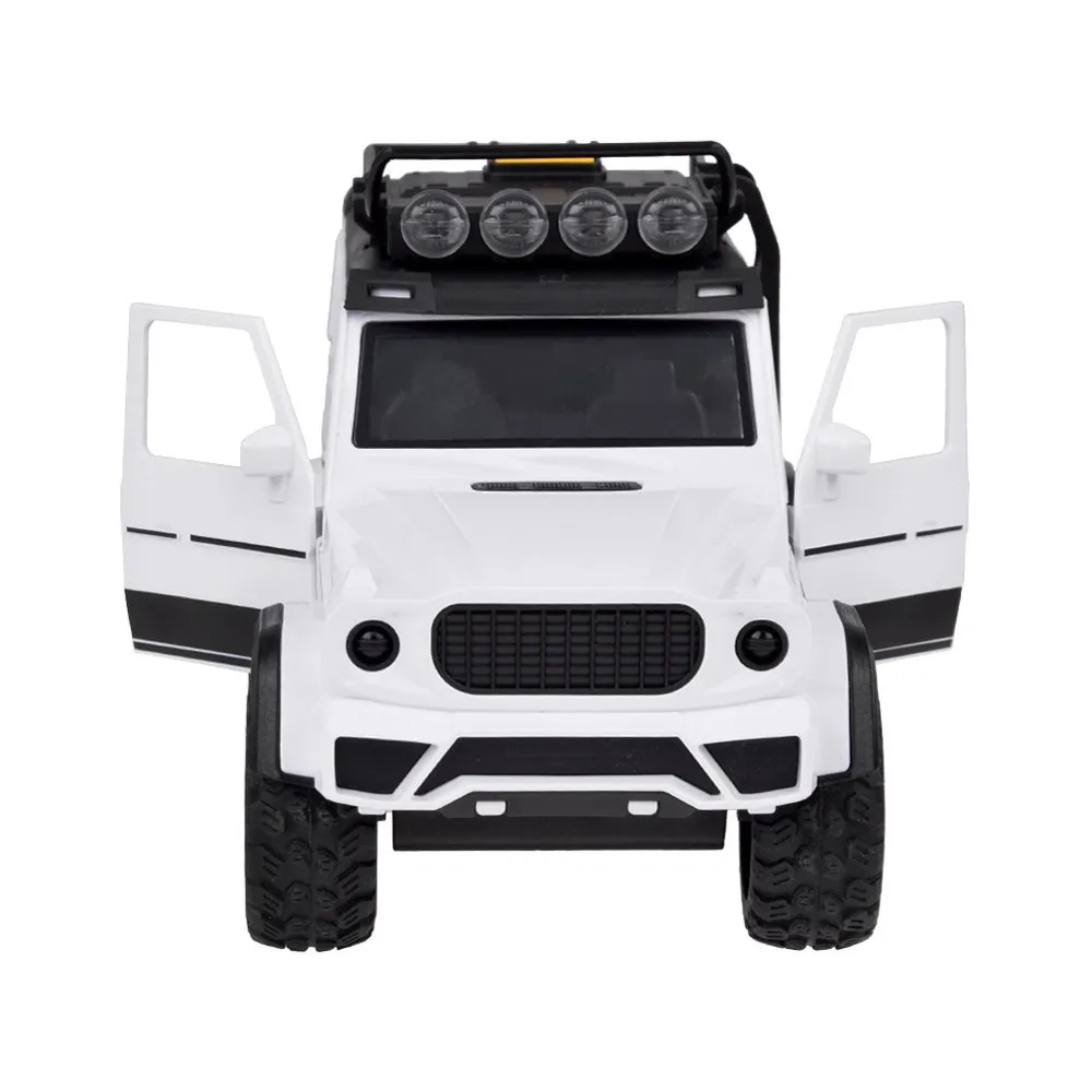 Autko na tle kolorowego pudełka, gotowe do wręczenia jako prezent